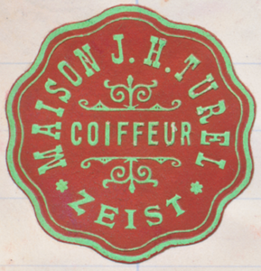 710128 Ronde sluitzegel van Maison J.H. Turel, Coiffeur, [Adres onbekend] te Zeist. In reliëf.